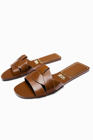 LOW HEELED CROSSED LEATHER SANDALS